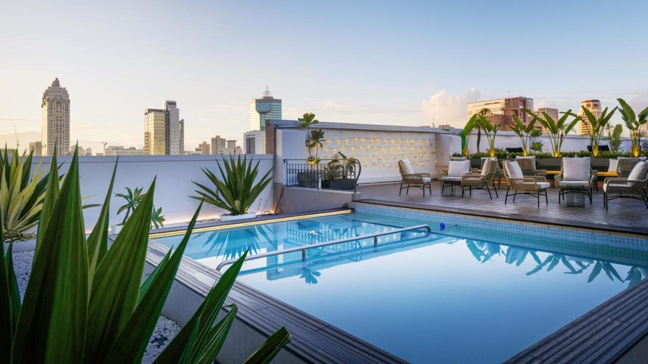 The Howard Plaza Hotel Kaohsiung Exterior photo Rooftop pool at the Four Seasons Hotel, Miami