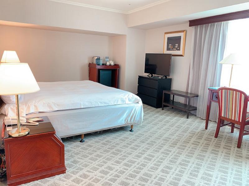 The Howard Plaza Hotel Kaohsiung Exterior photo A typical room at the hotel