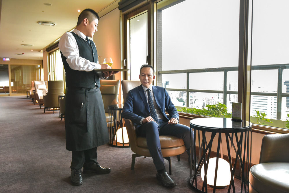 The Howard Plaza Hotel Kaohsiung Exterior photo A butler serving a guest at a hotel